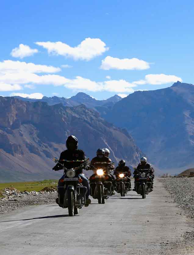 Eine Motorradurlaubsreise nach Leh und Ladakh auf der Royal Enfield IN Ein Motorradfahrer auf der Royal Enfield in der kalten Wüste von Leh und Ladakh